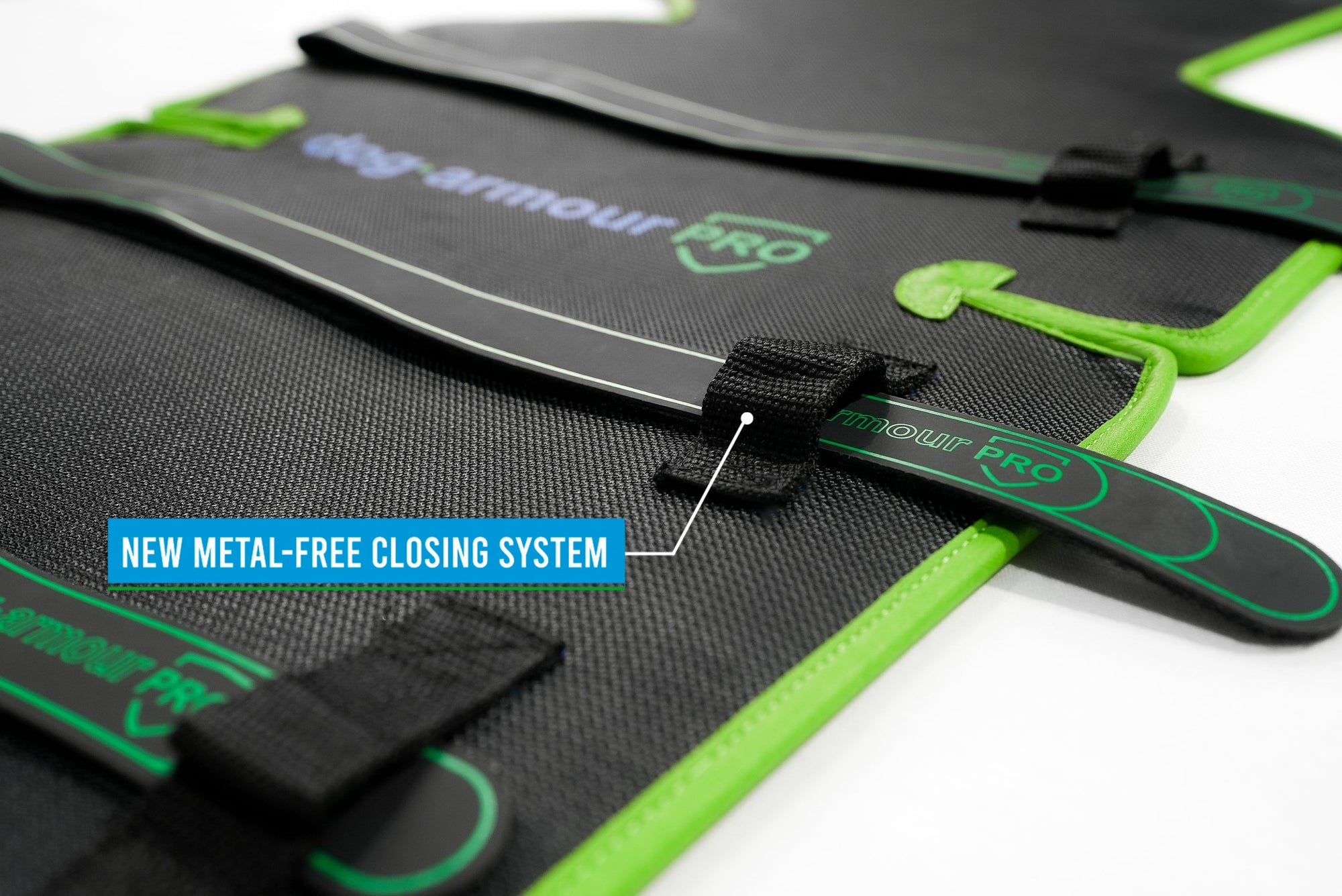 Extra strong velcro system to put on and take off the vest in a very simple and safe way